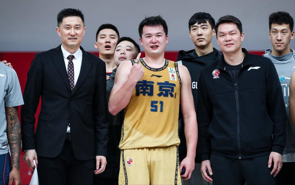 可签3年6000万?范弗里特或让步,火箭留下伊森,引援还剩1200万