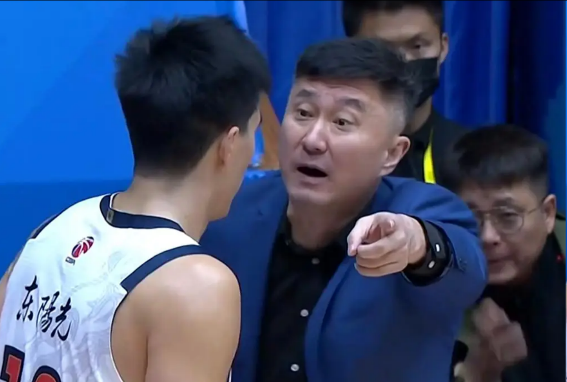 王岚嵚喜获1600万大合同!山东男篮签约原因曝光,辽篮收到300万
